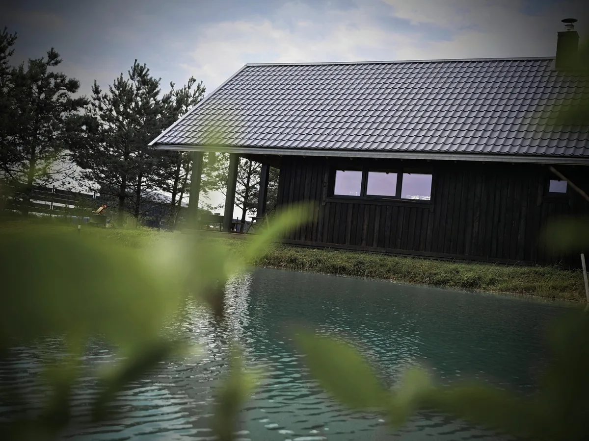 Medinė SPA pirtis prie ramaus tvenkinio
