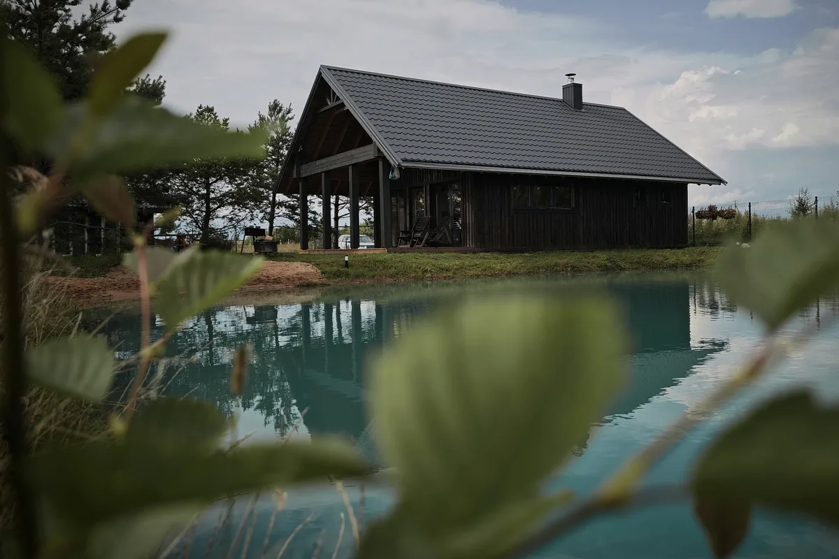 SPA pirtis gamtos apsuptyje šalia tvenkinio